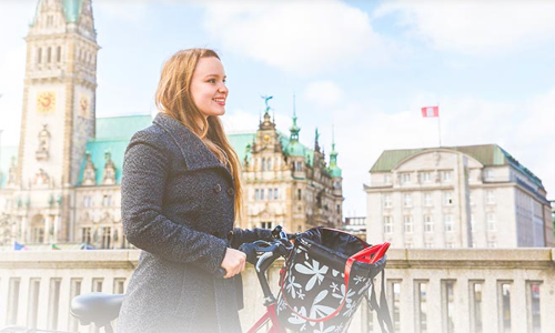 Alarm- und Sicherheitstechnik B.W. GmbH - Frau mit Fahrrad vor dem Rathaus Hamburg