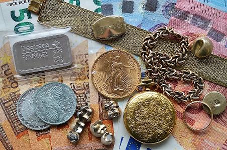 Münzen und Schmuck liegt auf Eurogeldscheinen