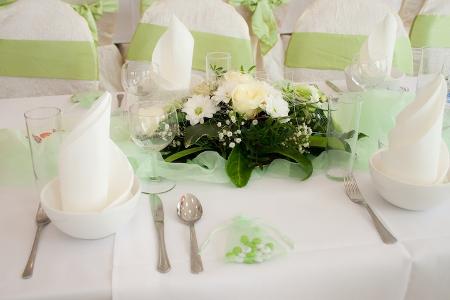 Viktor Catering - dezente aber schöne Tischdekoration in weiß und mintgrün gehalten