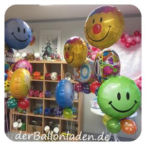 Ladeninnenansicht, Smileyluftballons und Regale mit Ballons darin