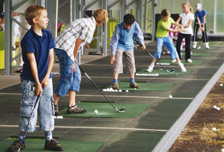 Golf Lounge Hamburg Betriebs GmbH - Kinder beim abschlagen