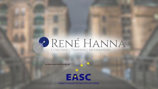 Rene Hanna Coaching Logo vor der Speicherstadt im Hintergrund