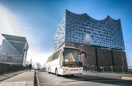 Bus an der Elbphilharmonie in Hamburg