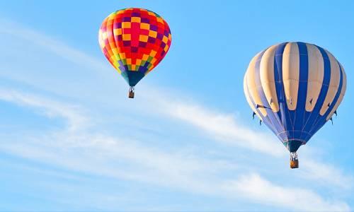 Zwei Heißluftballons vor blauem Himmel