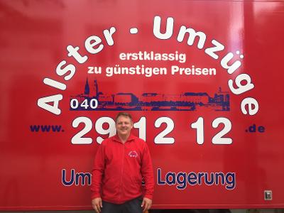 Alster-Umzüge - Mann vor Logo