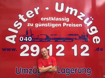 Alster-Umzüge - Mitarbeiter vor Logo