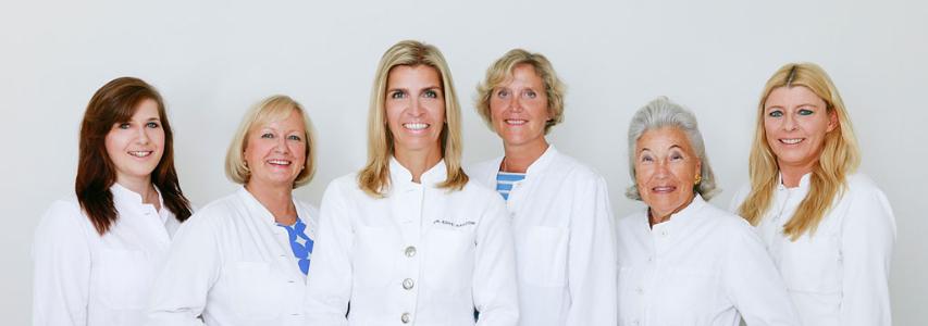 Teamfoto mit 6 Frauen der Augenarztpraxis Dr. med. Ursula M. Kanzow 