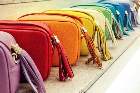 Handtaschen in lila, rot, orange, gelb, weiß, grün, und blautönen