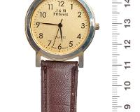 Armbanduhr mit braunem Armband