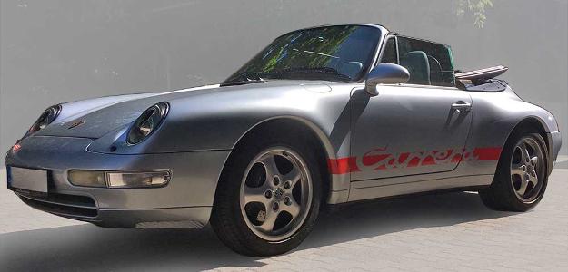 Blick auf einen grauen Porsche mit Werbedruck.
