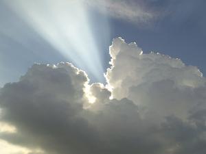 Sonnenstrahlen kommen durch die Wolken