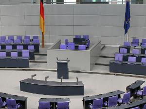 Leere Stühle und Rednerpult im Bundestag