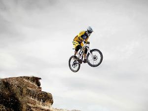 Mountainbikefahrer springt mit dem Fahrrad durch die Luft