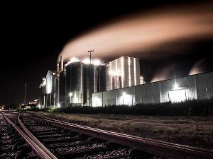 Fabrikgebäude fotografiert bei Nacht