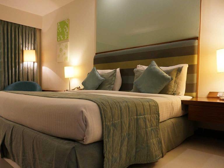 Doppelbett in einem Hotelzimmer