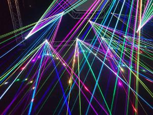 Lasershow an der Decke eines Nachtclubs
