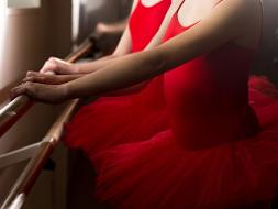 Mädchen mit roten Ballettoutfit bei einer Übung