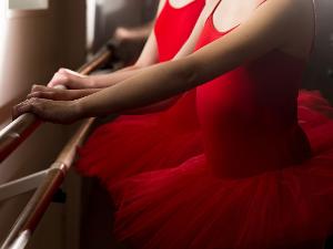 Mädchen mit roten Ballettoutfit bei einer Übung