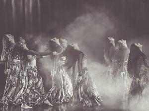 Eine Gruppe von Frauen führen einen Tanz auf einer Bühne auf