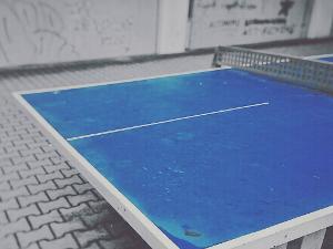 Blaue Tischtennisplatte