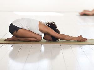 Frau macht eine Yogaübung auf der Yogamatte