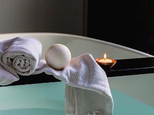 Badewanne mit Kerze und Handtüchern