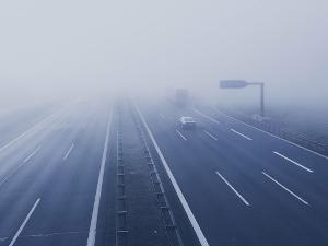 Autos fahren in Nebel auf der Autobahn