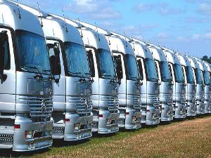 Silberne Führerhäuser von LKWs die in einer Reihe stehen