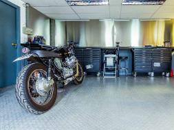 Ein Motorrad steht in einer Werkstatthalle