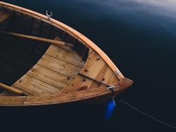 Ein mit Holz ausgelegtes Bug eines Ruderbootes auf dem Wasser