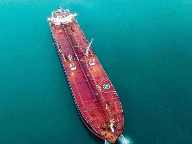 Ein leeres Containerschiff fährt auf dem Wasser