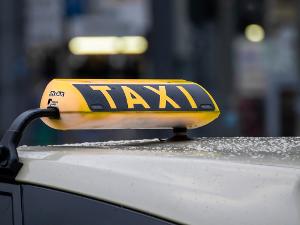 Taxischild auf dem Dach eines Autos