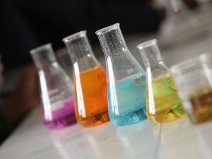 Verschiedene Glasgefäße gefüllt mit unterschiedlich farbigen Flüssigkeiten