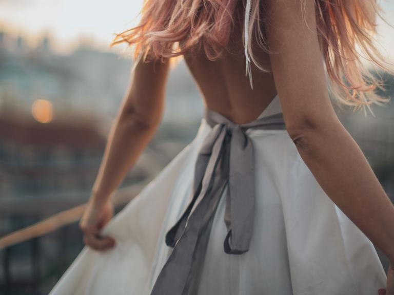 Weißes Rückenfreies Kleid mit einer Schleife die hinten zusammengebunden ist