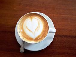 Eine Tasse Kaffee mit einem Herzen auf dem Schaum.