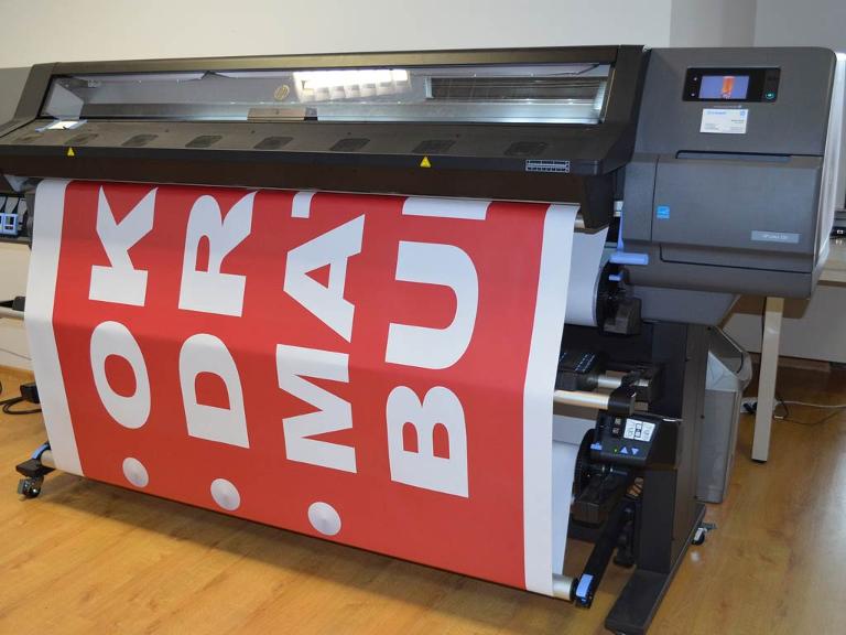 Digitaldruckmaschine druckt ein großes Poster aus
