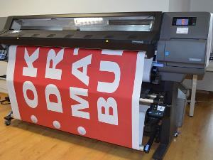 Digitaldruckmaschine druckt ein großes Poster aus