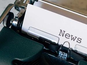 In einer Schreibmaschine steckt ein Zettel mit der Aufschrift News