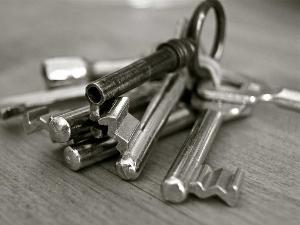 Mehrere Schlüssel hängen an einem Schlüsselbund