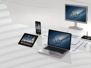 Ein Monitor, ein Ipad, ein Laptop und ein Handy stehen auf einer weißen Fläche