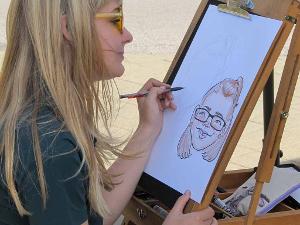Eine Frau malt ein Bild auf einer Staffelei