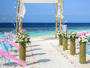 Dekorierte Hochzeitslocation am Strand