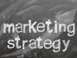 Das Wort Marketing Strategy steht auf einer Tafel