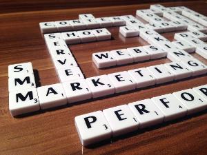 ScrabbleBuchstabenTeile formen verschiedene Marketingwörter