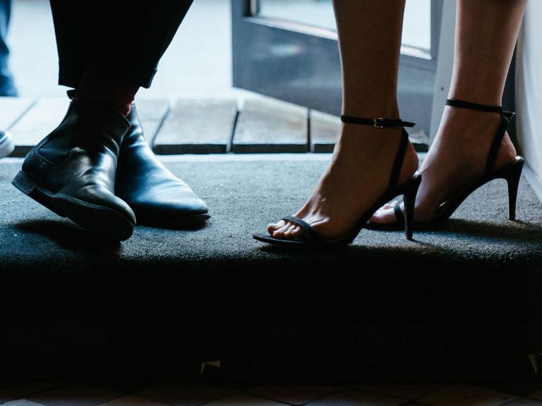 Aufnahme von den Schuhen eines Mannes und einer Frau die sich gegenüberstehen