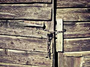 Verschlossene Holztür mit einem schloss davor