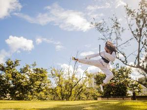 Eine Frau macht einen Karatesprung in der Luft
