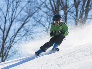 Ein Kind fährt auf Skiern durch den Schnee