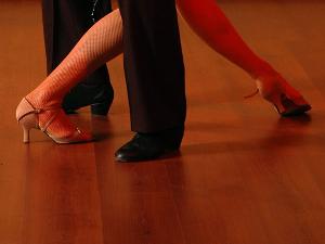 Blick auf die Tanzschuhe- Mann und Frau machen einen Tangoschritt