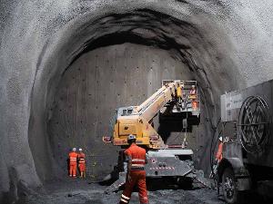 Menschen bereiten die Sprengung eines Tunnels vor